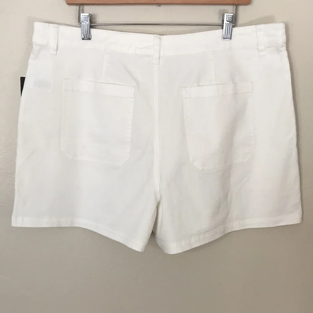 NEW REDY White Shorts. Size 16‎
